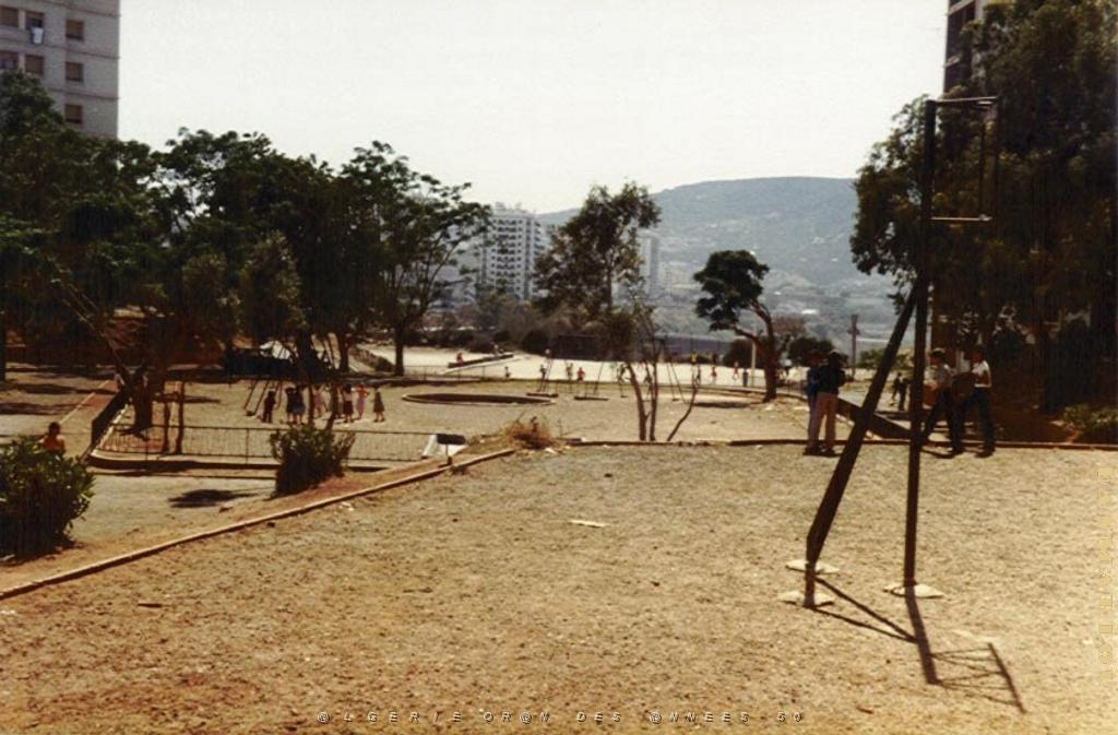 BB 015 CITE JEAN DE LA FONTAINE 1983 TERRAIN DE JEUX ET LE STADE EN FOND.JPG
